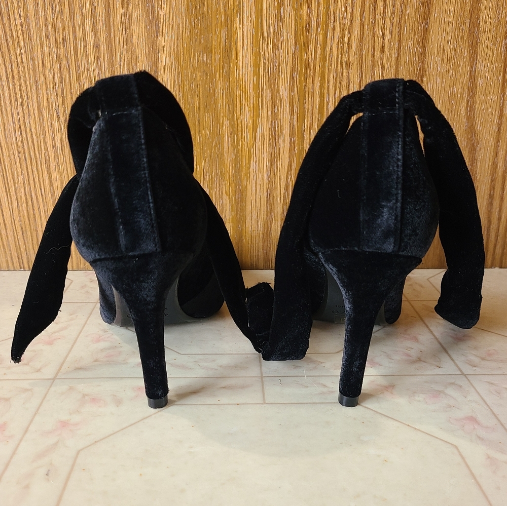NWOB Arezzo Classic Black Velvet Bow Heels Size 6 ♡ - Picture 7 of 10